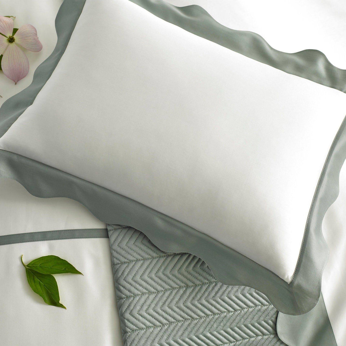 White Queen Fitted Sheet F4907